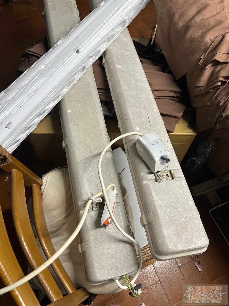出3个工厂用的灯 带电排插口 一切正常用