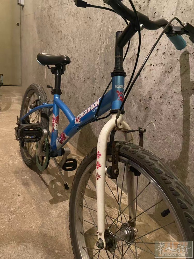 儿童自行车。适合6岁到10岁。