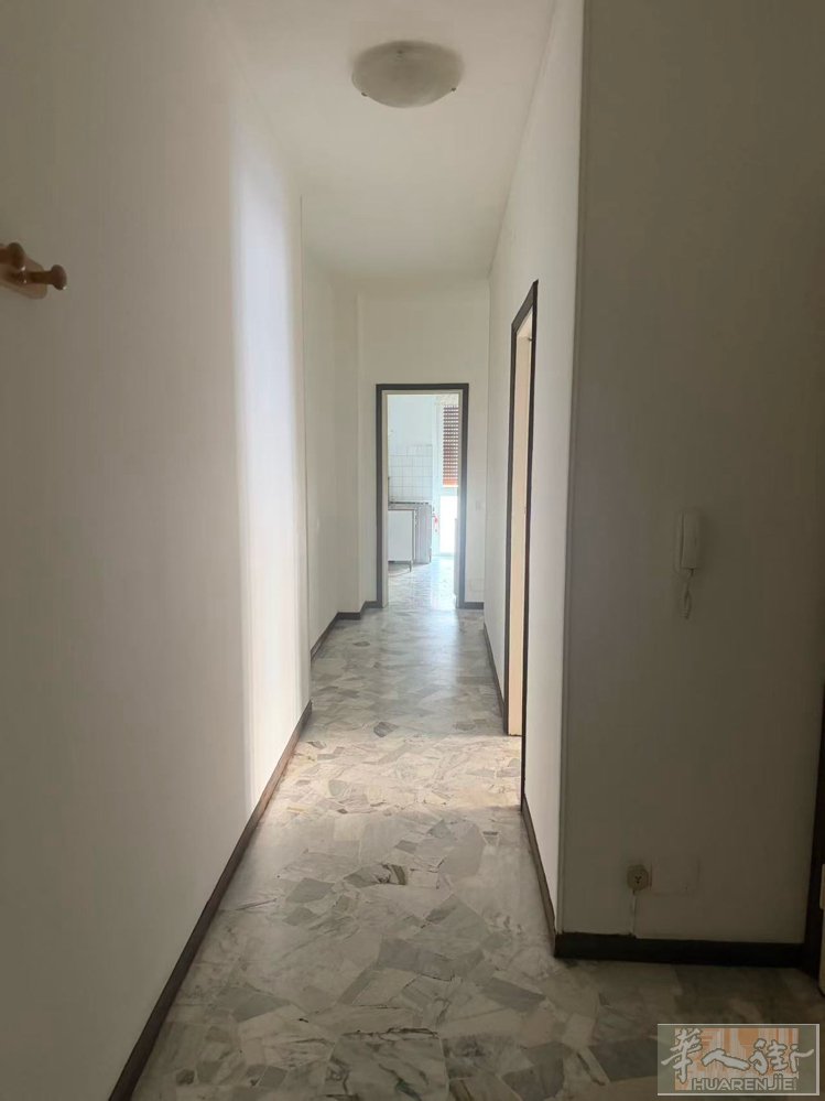 米兰领事馆附近Brenta 地铁口走路3分钟交通方便，有个大房间搭铺，环境好、房