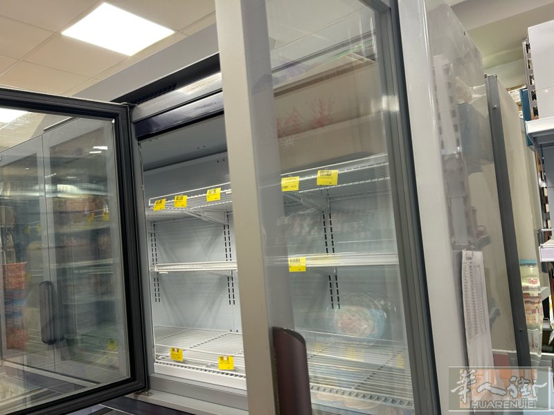出售，现有闲置的食品店或者百货店用的硬冰展示柜两台，一直在使用的，有需要的联系