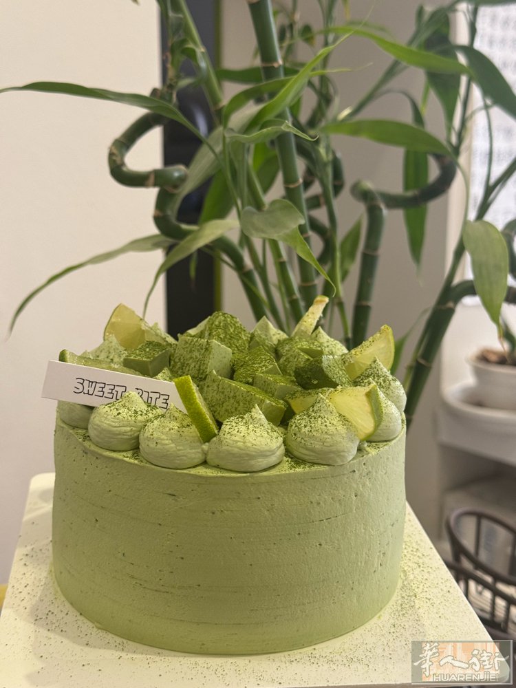奶茶➕甜品，ferrara市中心，可放烟囱，人流量多，平时节假日活动也多，适合两