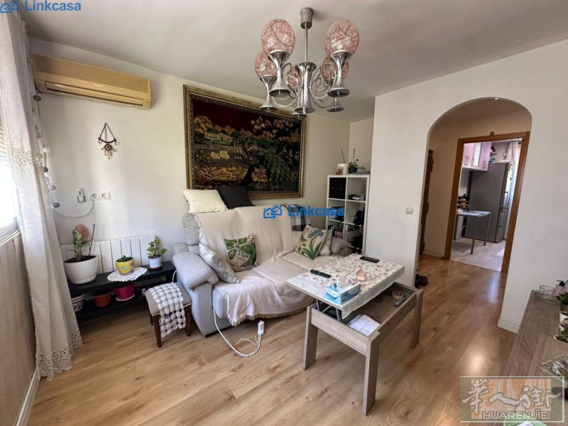 这套在 calle  de benimamet 离三号线san cristobal6分钟， 三室一厅，60m2，售价23万 📞630835189