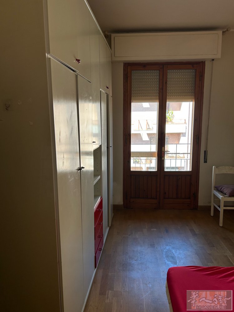 viadeiciliani书店旁住家可搭铺，大房间带阳台，两卫，可登身份证