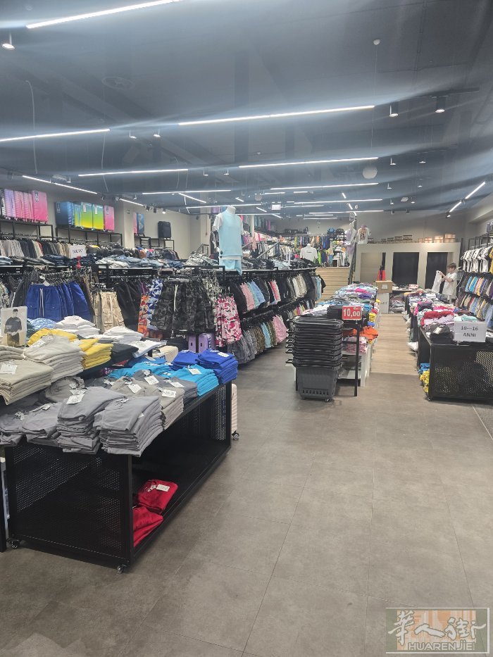罗马3百平方米服装新店招一名店员45岁以下男女皆可 可住家 单人间。 联系电话3