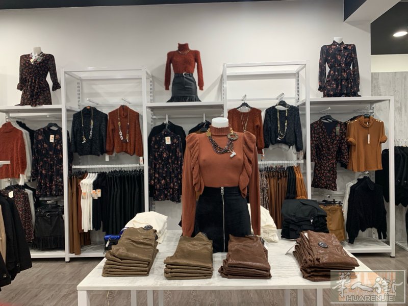 出售老外生产的服装货架，八成新，整套卖适合400平方米的店，也可拆散另散卖，价格