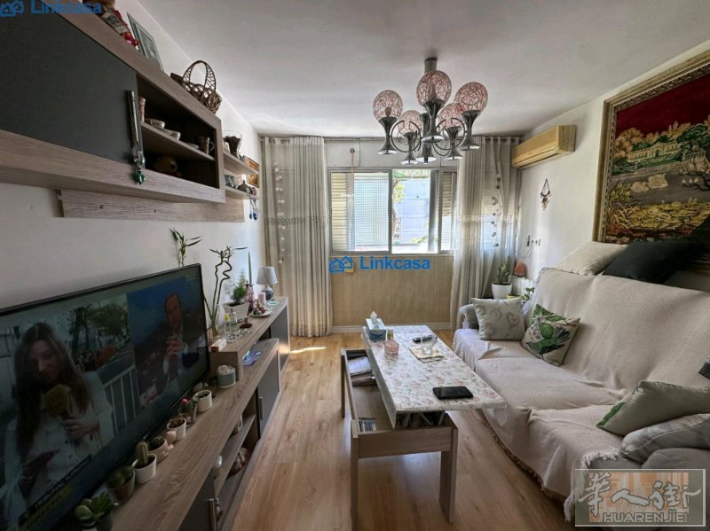 这套在 calle  de benimamet 离火车站6分钟， 三室一厅，60