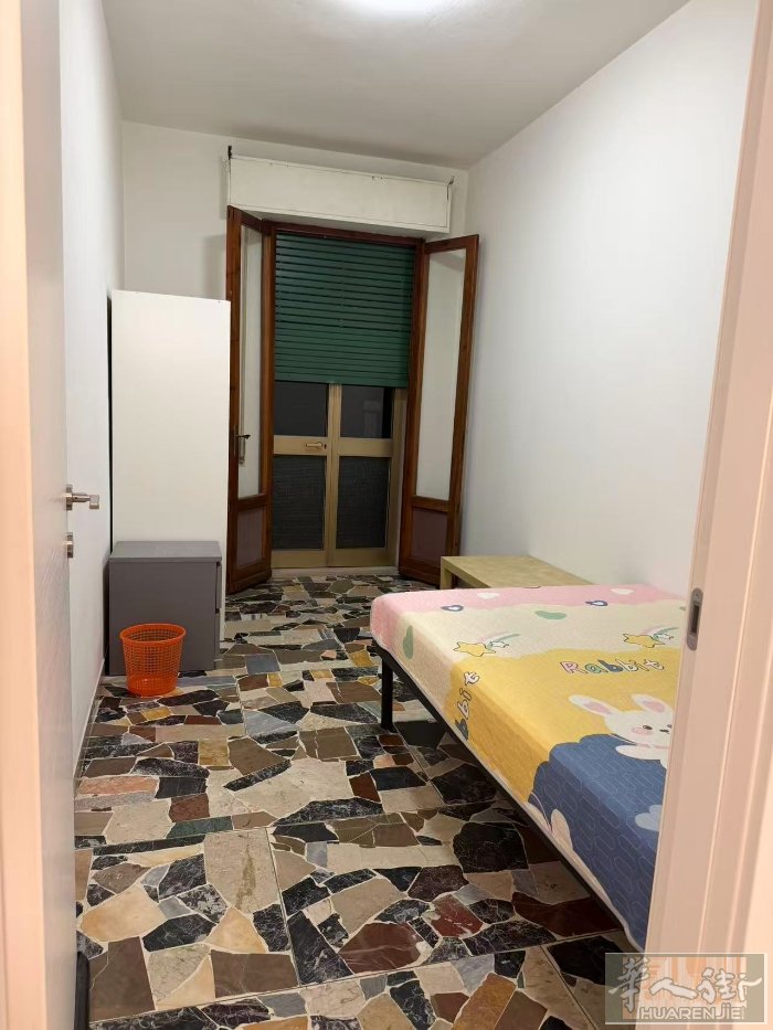 Strozzi 小coop 上去点冰淇淋附近有住家小房间带阳台搭铺 不烧可放自行