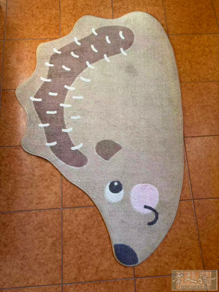 prato出小刺猬地毯，长150cm，宽94cm，面积1平方米。中国街面交不议价