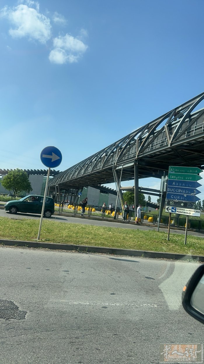 炎热夏季 有空调 住家房间单间出租：米兰边 Assago 绿线地铁 M2线 .
