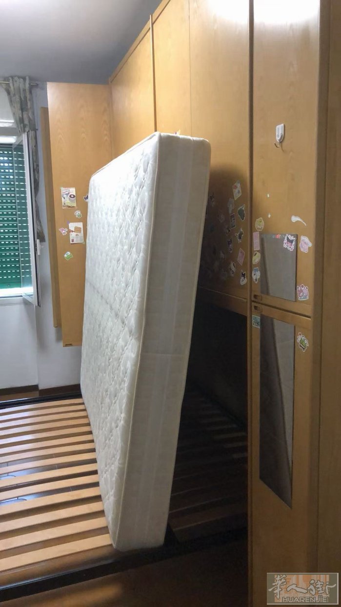 米兰免费送9成新双人床和床垫，自己能来取就行，地址在地铁红线uruguay上，电