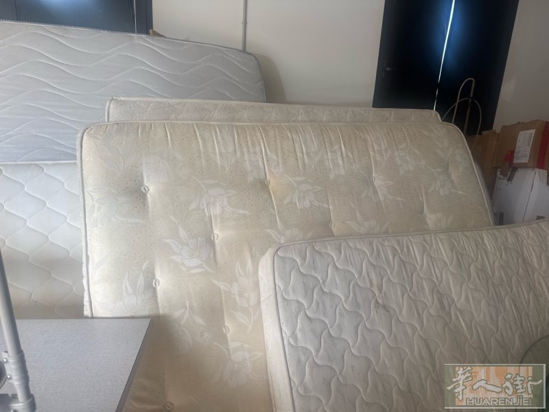 二手床垫尺寸120cm 30€、140cm40€，160cm50€ 床架 120