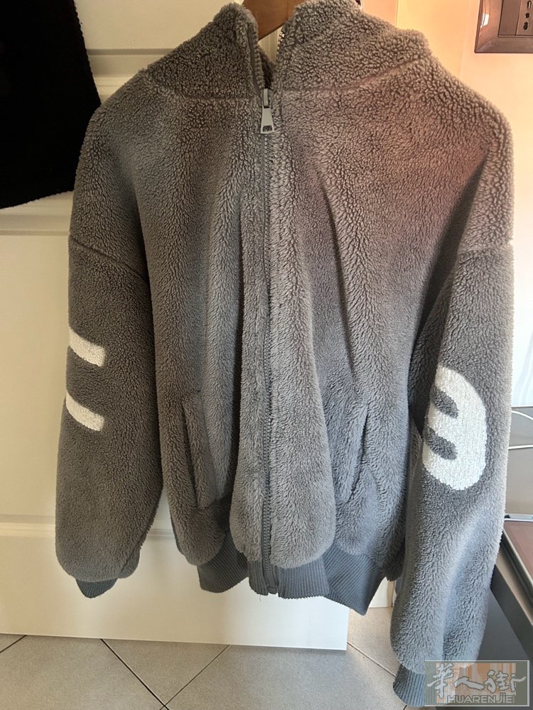 出一件衣服99新 可以当外套穿也可以当睡衣穿的衣服，材质很保暖，摸着非常舒服柔软
