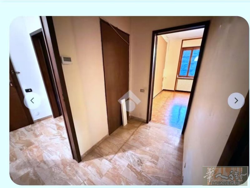 Pavia 市中心公寓房出售位于Pavia in Viale Libertà 市中心地段，交流便利，离火车站340米，公寓环境优美，绿色草坪围绕，附近有超市，药店，酒吧，餐馆，学校 。三楼 110平方米，有电梯。三室一厅，前后阳台宽敞明亮。由于业主搬到另外城市，急需出售，价格面谈。联系电话：3459077705  Nico（意大利语）               3348240046         （中文）