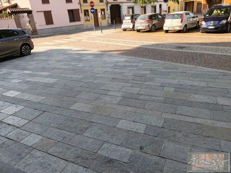 好机会！价格超低！米兰边 Gallarate 附近小镇市中心 教堂广场 小酒吧+