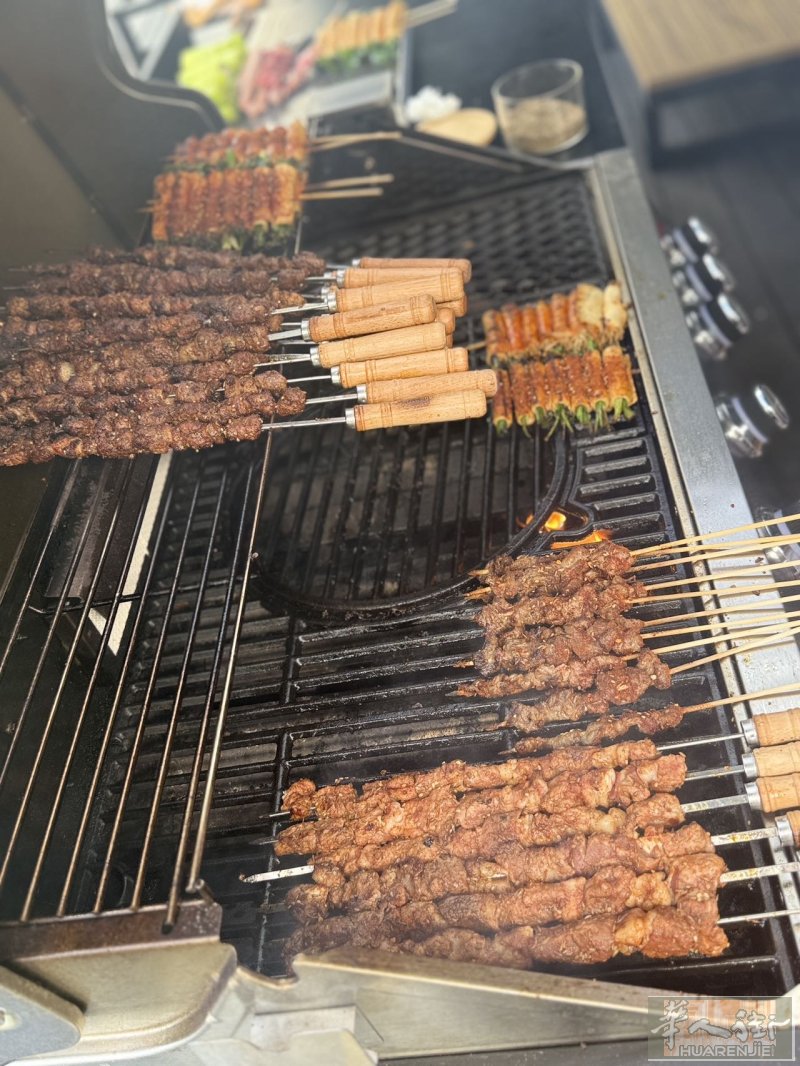 杜塞烧烤店诚心聘请烧烤师傅。需要懂烧烤或者在国内干