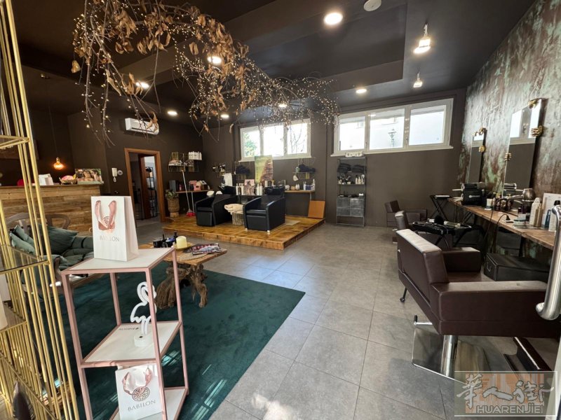 米兰边老外理发店精装修转让位置好停车方便 在火车站旁边。由于怀孕无法工作！割舍转