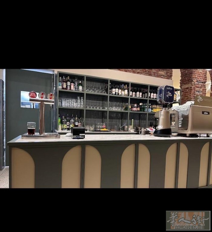 酒吧餐馆出租  店铺宽敞明亮，干净整洁，可做餐 内外都有座位。  地址 :  V