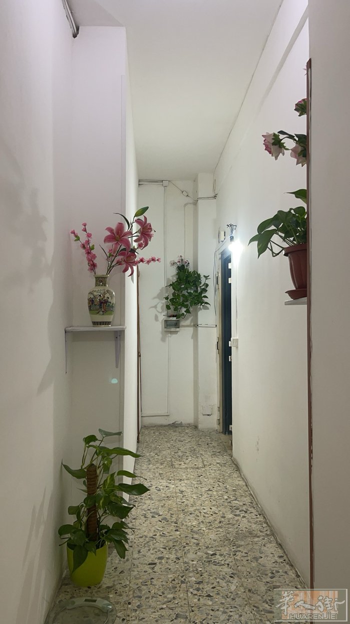 napoli.  近火车站有房间搭铺。有需要的顾客请联系电话。 37822523
