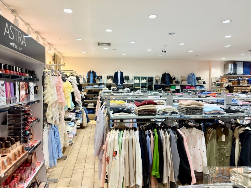 Reggio Emilia周边购物中心进口处服装店转让