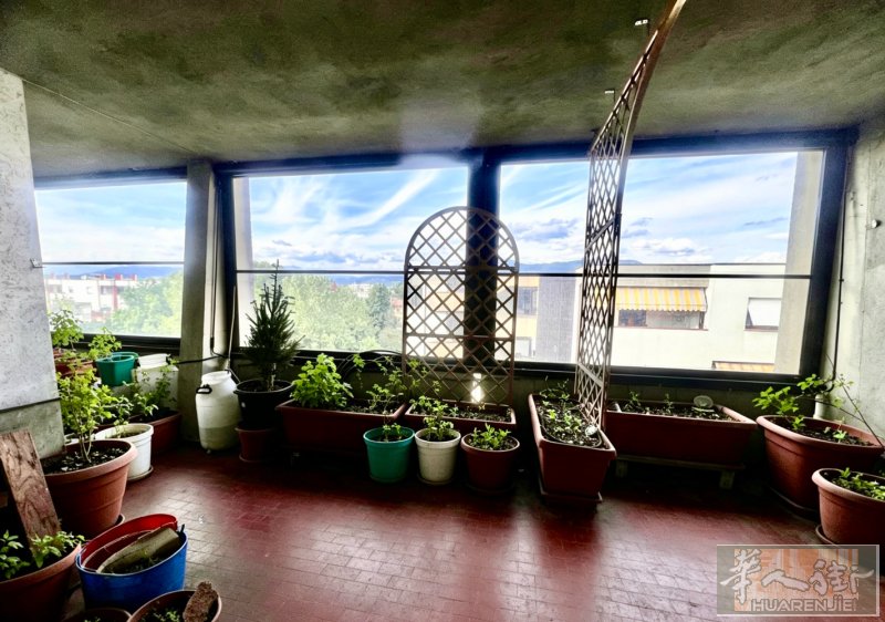 我们诚意出售这套明亮通透的室内公寓，建筑面积约98平方米，位于温馨且维护良好的共