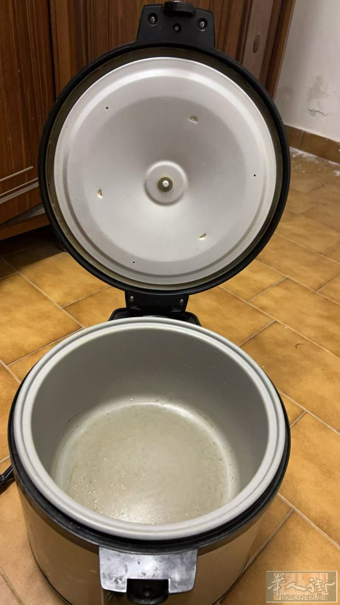 可以煮20-30个人 的二手电饭锅50€ 电话3778436308