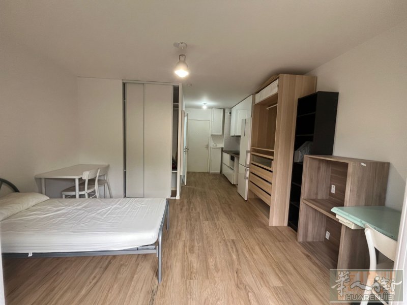 【Studio出租｜28㎡ + 15㎡私人花园｜650€包暖气热水】🏡 房源信息* 户型：Studio* 面积：室内约28㎡ + 私人花园约15㎡* 楼层：一楼（花园直通）* 租金：650€/月（包含暖气、热水）* 状态：装修较新，干净整洁🌿 房屋亮点* 自带约15㎡私人花园，可用于休闲、用餐、简单种植* 室内与花园直接连通，使用方便，有“小院子”的感觉* 居住环境安静，适合长期稳定居住🛒 周边配套* 附近有超市，日常生活便利* 距离 Belle Épine 商圈不远（餐饮、购物齐全）* 临近 