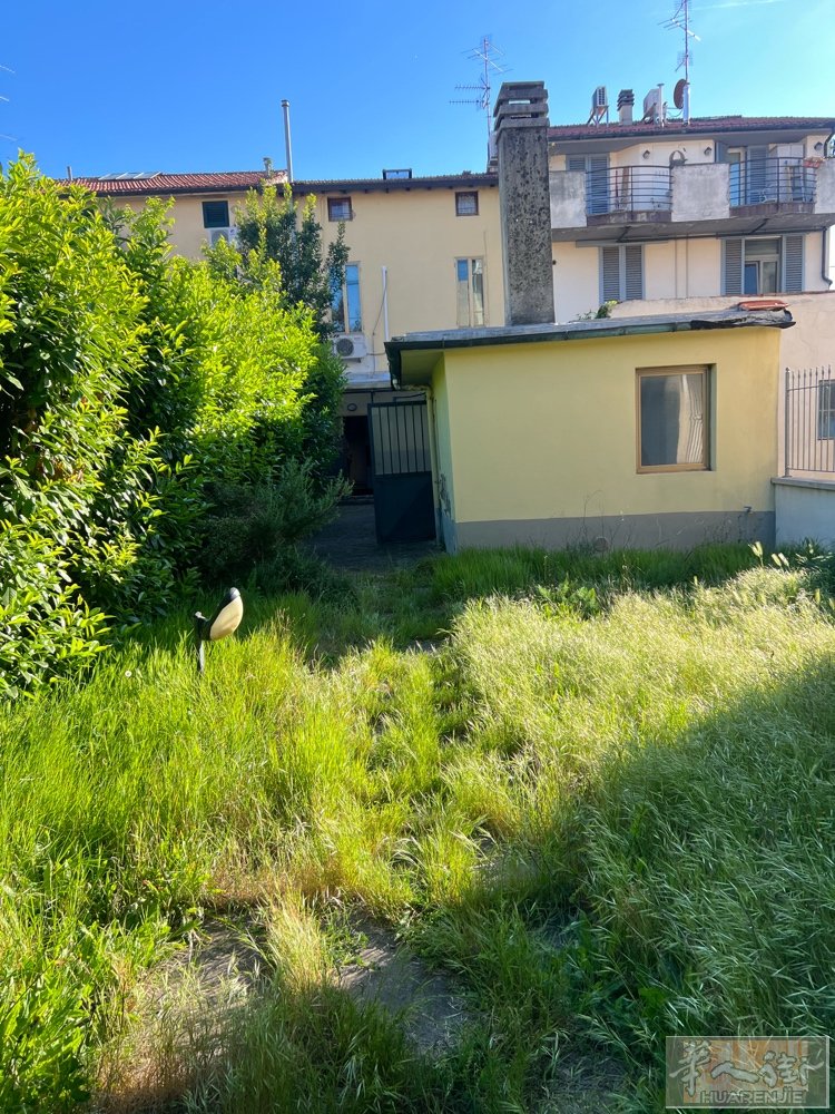 Prato在中国街高桥附近 落地房带车库和院子出售 房子有三层 居住面积约150
