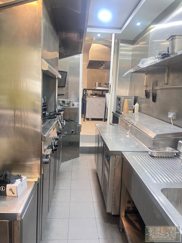独家商铺出售–巴黎18区法国人快餐店出让，超级好位置前后双店面店内直通—一家拥有