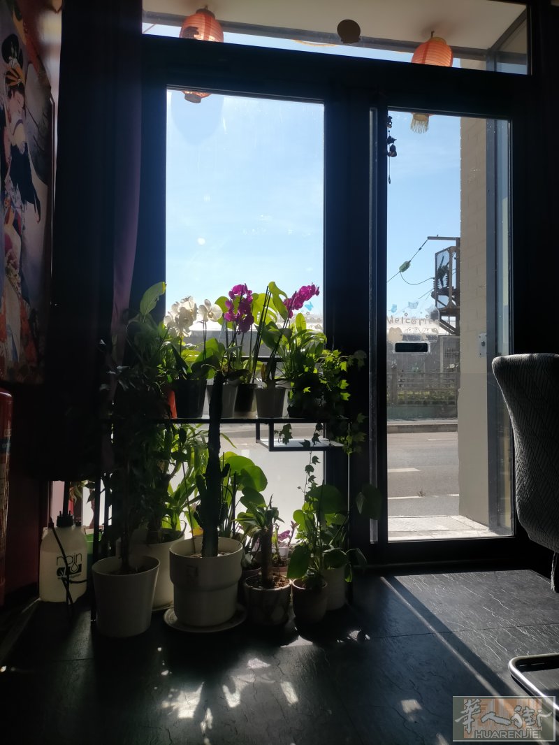 51省兰斯 日餐连带中餐点单转让，位置优越 在火车站旁边 离市中心也近 ，本店经营十几年 2013年开张的 ，餐馆面积有100多平方 是小店体量不大 经营轻松不累，非常适合夫妻家庭和新手学生创业接手 。因多年经营身心疲惫 想好好休息一下。诚意低价转让 接手即可直接营业。诚心寻靠谱接店人 真心想开店的朋友 电话联系详谈 0773014572,若未能及时接听，请短信联系，我会尽快回复 谢谢