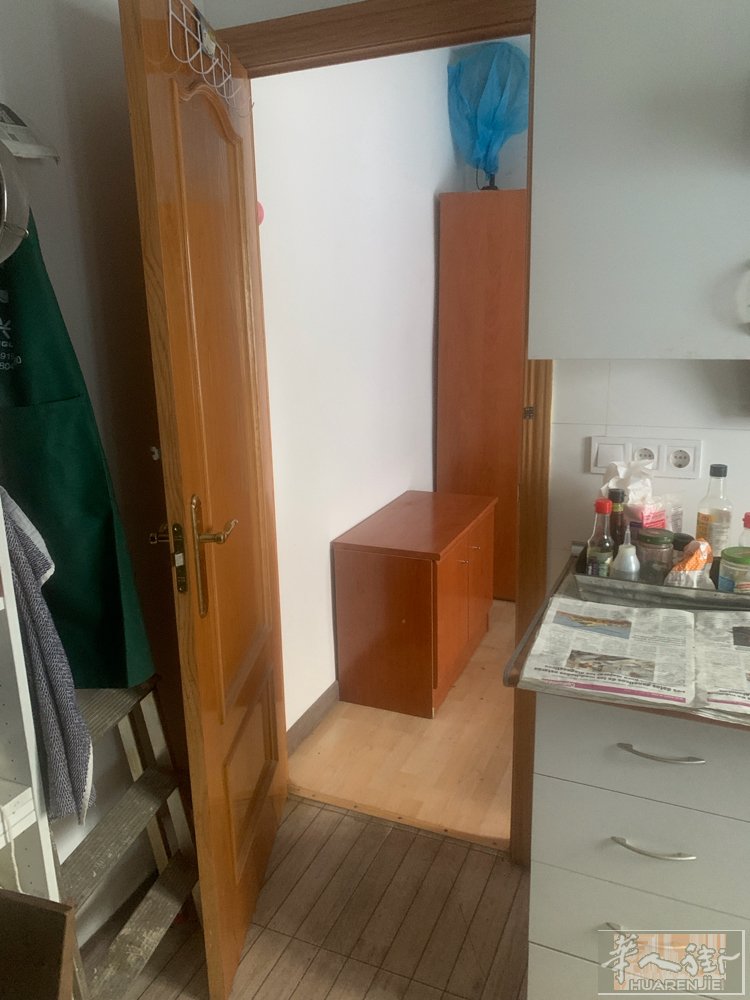 在国荣餐馆对面有一个大床单人间出租，有需要的朋友可以联系我