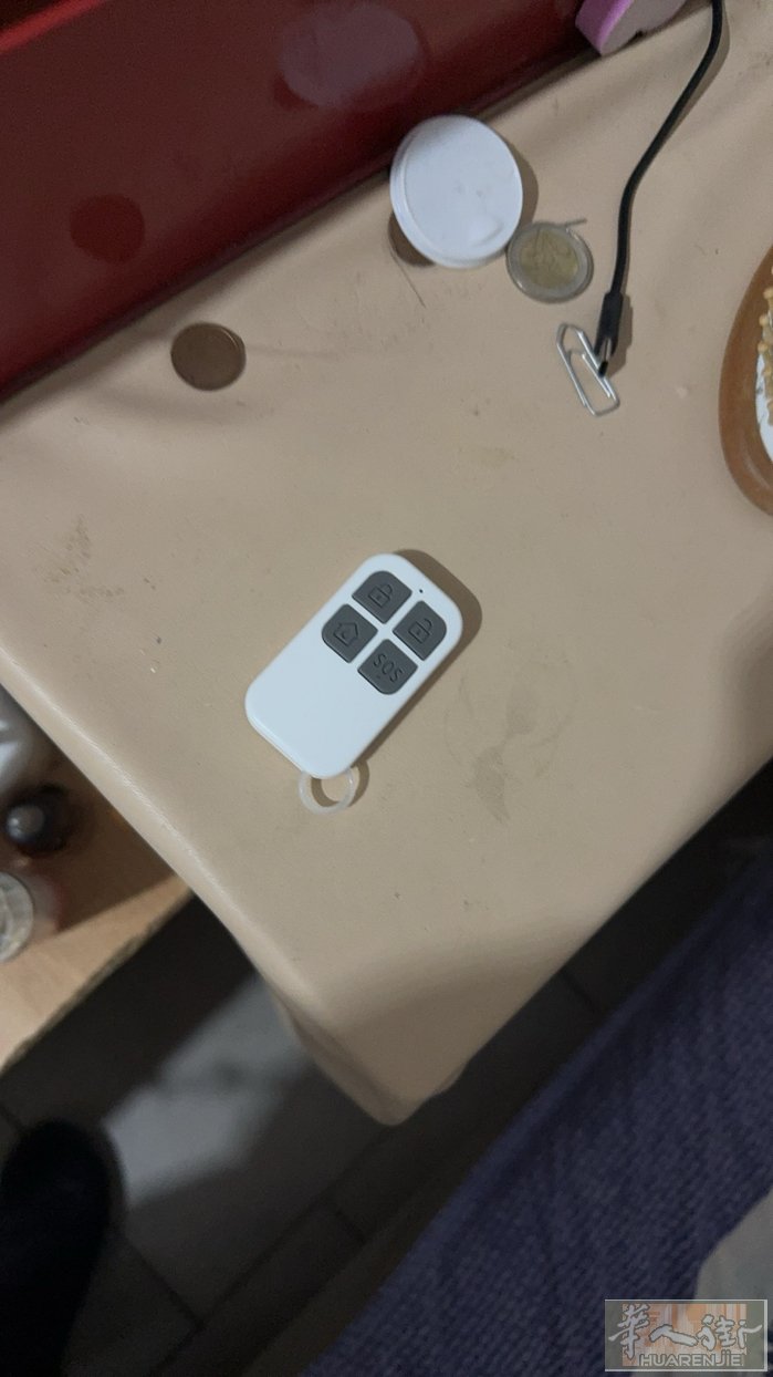 门窗报警器不要wifi一个七号电池就可以了门一打开就警报响安装简单有遥控，安装在