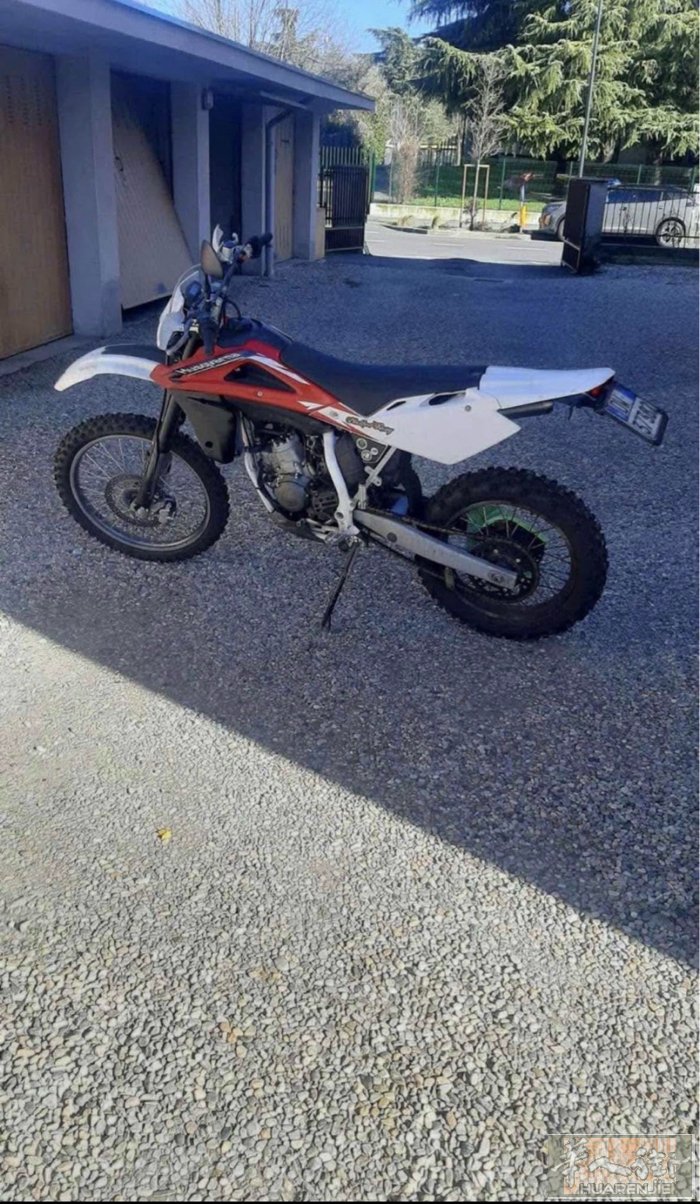 我正在出售一辆漂亮的Husqvarna125cc越野摩托车4000km
