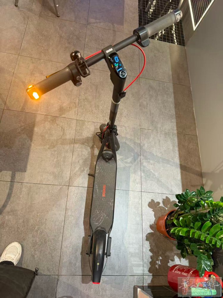 卖电动滑板车，刚买了2个月，电机-900w 时速25km/ 上坡也没问题！新车5