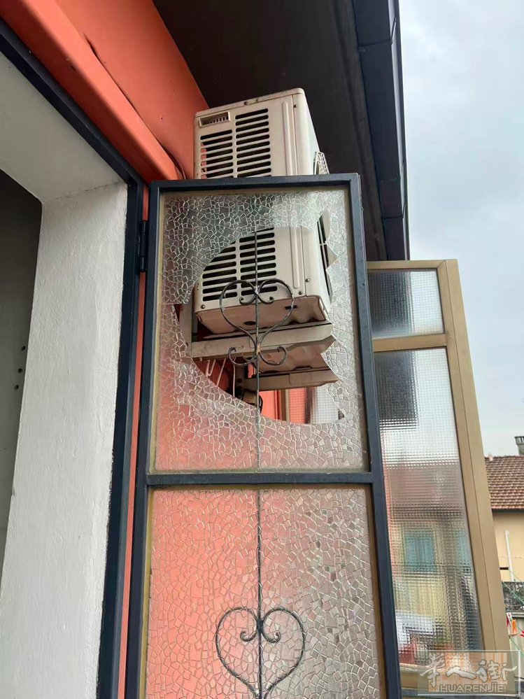 专业电工24小时及修跳电，漏水，各类马桶更换，安装水池，隔墙、刷涂料。安装空调。