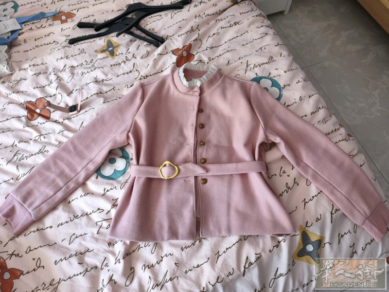 出闲置衣服 S/M码，有些还是全新的 一件5欧、或者50欧全部带走。 需自取，在