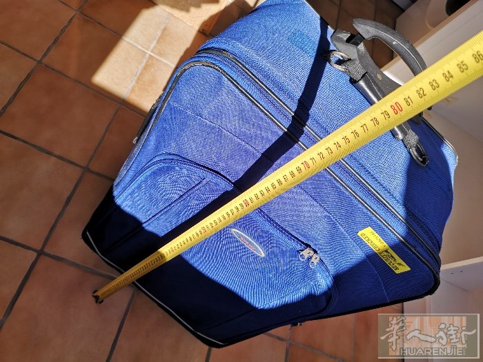 中号行李箱，能塞能装，因不再使用的，现便宜处理10欧，另有一个大的20欧，一个红