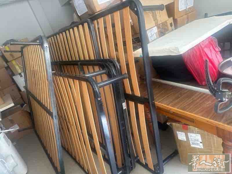 出二手床垫和床架价格优惠 床垫 140cm 40€ 160cm 50€ 床架 1