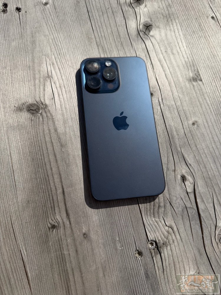 出售95成新苹果iphone 15 pro max 256g 天蓝色，750欧，