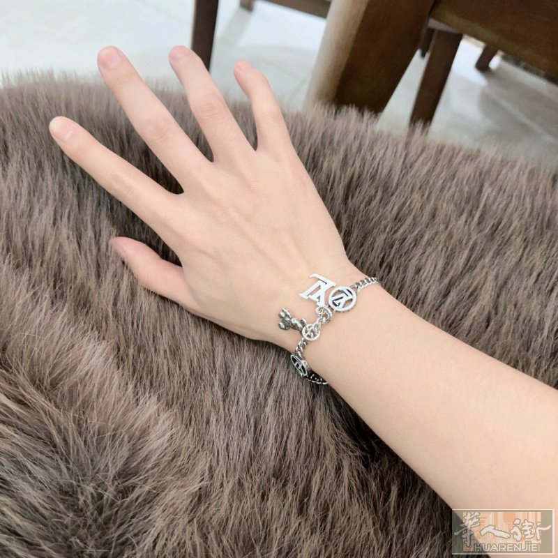全欧洲出售所有精品大牌高仿包包，衣服，鞋子手链微信lan561400