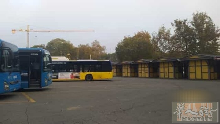 Modena 摩德纳公共汽车站内有 2 个商铺亭出售或出租，地理位置优越适合商店