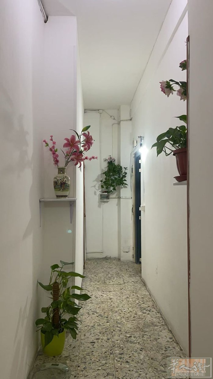 NAPOLI。火车站对面有家庭式旅馆。有需要的顾客联系电话3778225233