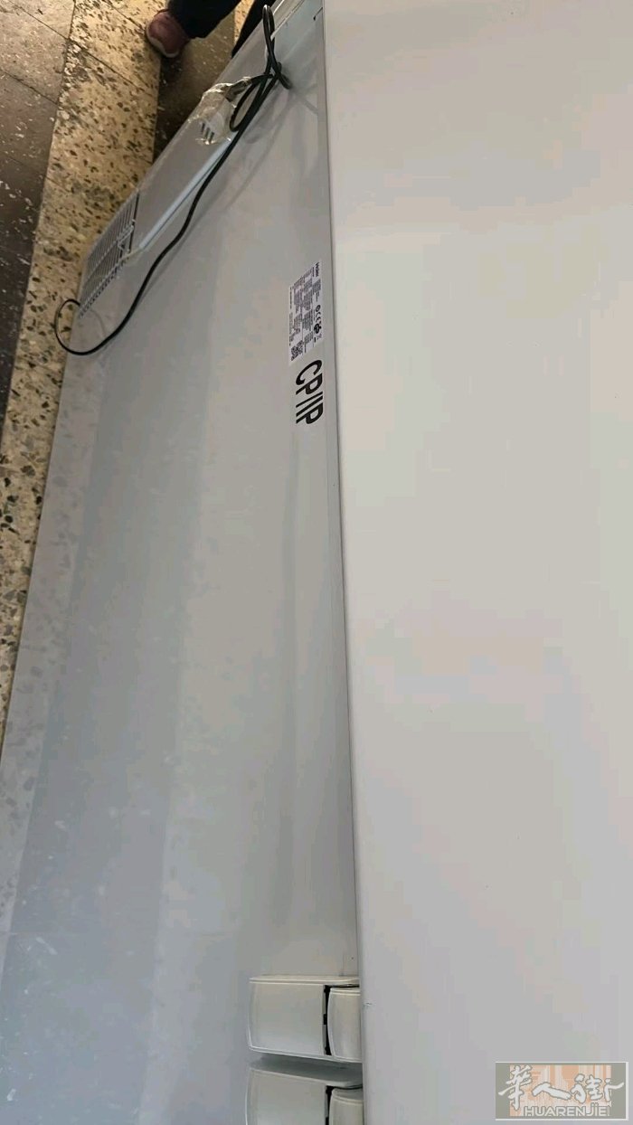Mirandola附近出售二手硬冰箱 新买没用多久 电话+39324262984