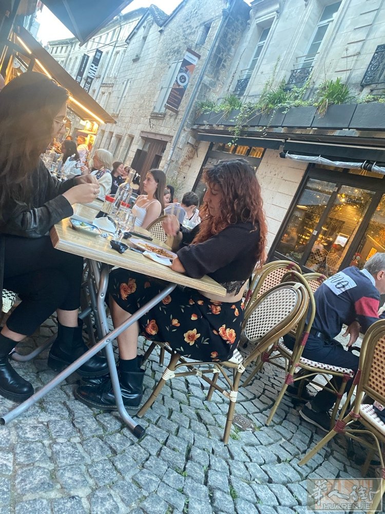 拉面日料店出售，离巴黎1小时40分钟火车，市中心，里面位子加terrasse位子