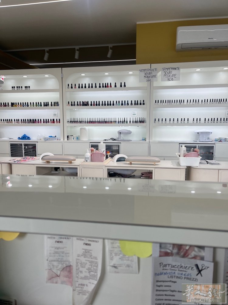 转让新开半年的美甲带理发店，由于自己不会美甲工人不好叫，店租包括全部3300.店