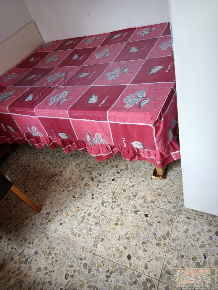 almendrales 地铁口一百米有大床单人房出租。人少安静。卫生整洁。阳光房