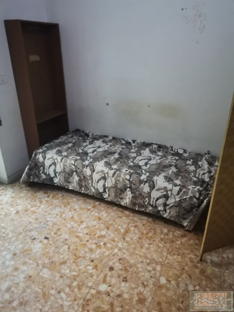 casilina有搭铺1个，房间很大，有阳台，交通便利，住家安静整洁，价格便宜，有意者请联系3778255282