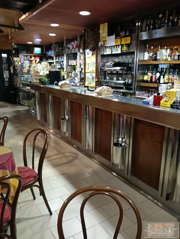 米兰周边 Varese 市旁边 小镇 教堂对面 烟吧+酒吧 40年老店 老外因退