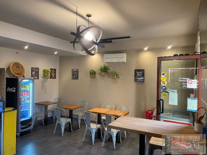 verona 老外酒吧 + 烟草店出售 ​酒吧营收： 日均 300 ​烟草佣金