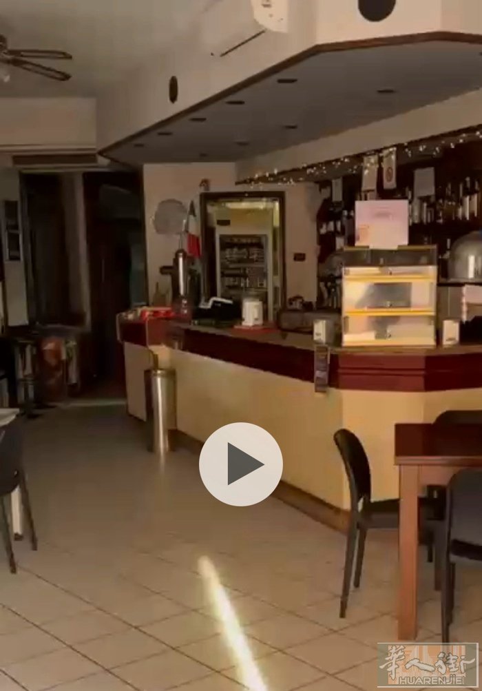 老外酒吧 在vercelli 边上 小城市的市中心。 带pizza 和厨房。有老