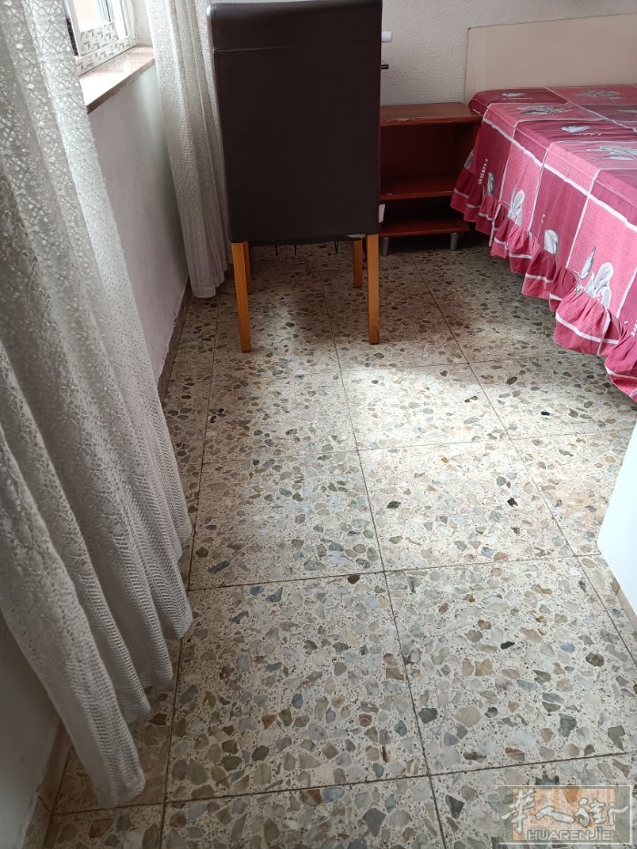 马德里三路almendrales 地铁站一分钟有空房间出租。人少安静。卫生整洁。